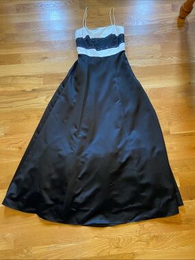 Dave & Johnny Black and White Satin Spaghetti-Strap Maxi Dress